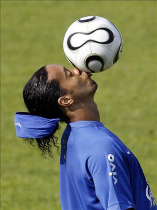 amare, bacio baciare, pallone, soldi, vita, ronaldinho, brasile, favelas, tecnica