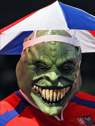 brutto, the mask, perdere la faccia, testa nel pallone, calcio, tifare, ombrellini parasole